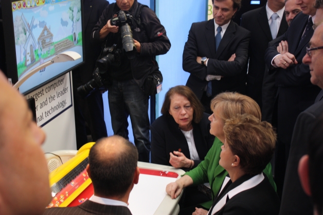 Presidenta Dilma e primeira-ministra da Alemanha conhecem Mesa Educacional Positivo durante a CeBIT 2012